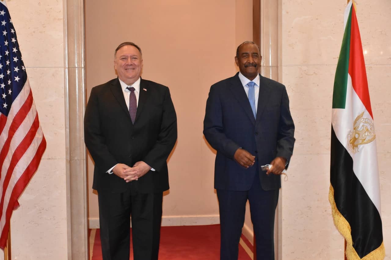 ኣቦመንበር ቤት ምኽሪ ልኡላውነት ሱዳን ጀነራል ዓብዱልፈታሕ ኣል-ቡርሃን ኣብ ካርቱም ኣብ ዝተኻየደ ኣኼባ